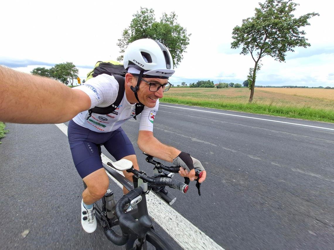 Jacek Kwiatkowski rekordzista świata na rowerze szosowym Orbea w kasku Eyen Aero