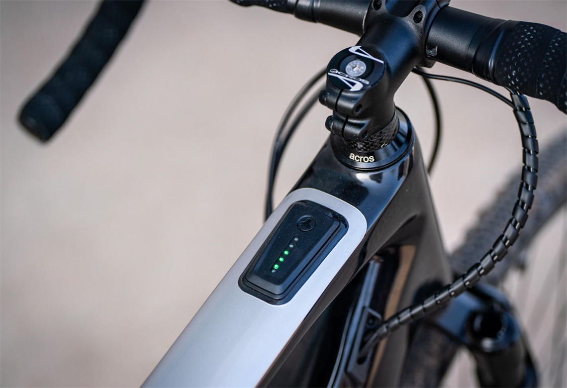 Wskaźnik naładowania baterii na górnej rurze ramy e-bike'a.