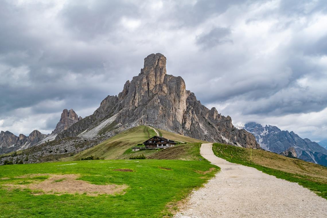 Panoramiczny widok na Passo Giau wiosną, Dolomity włoskie