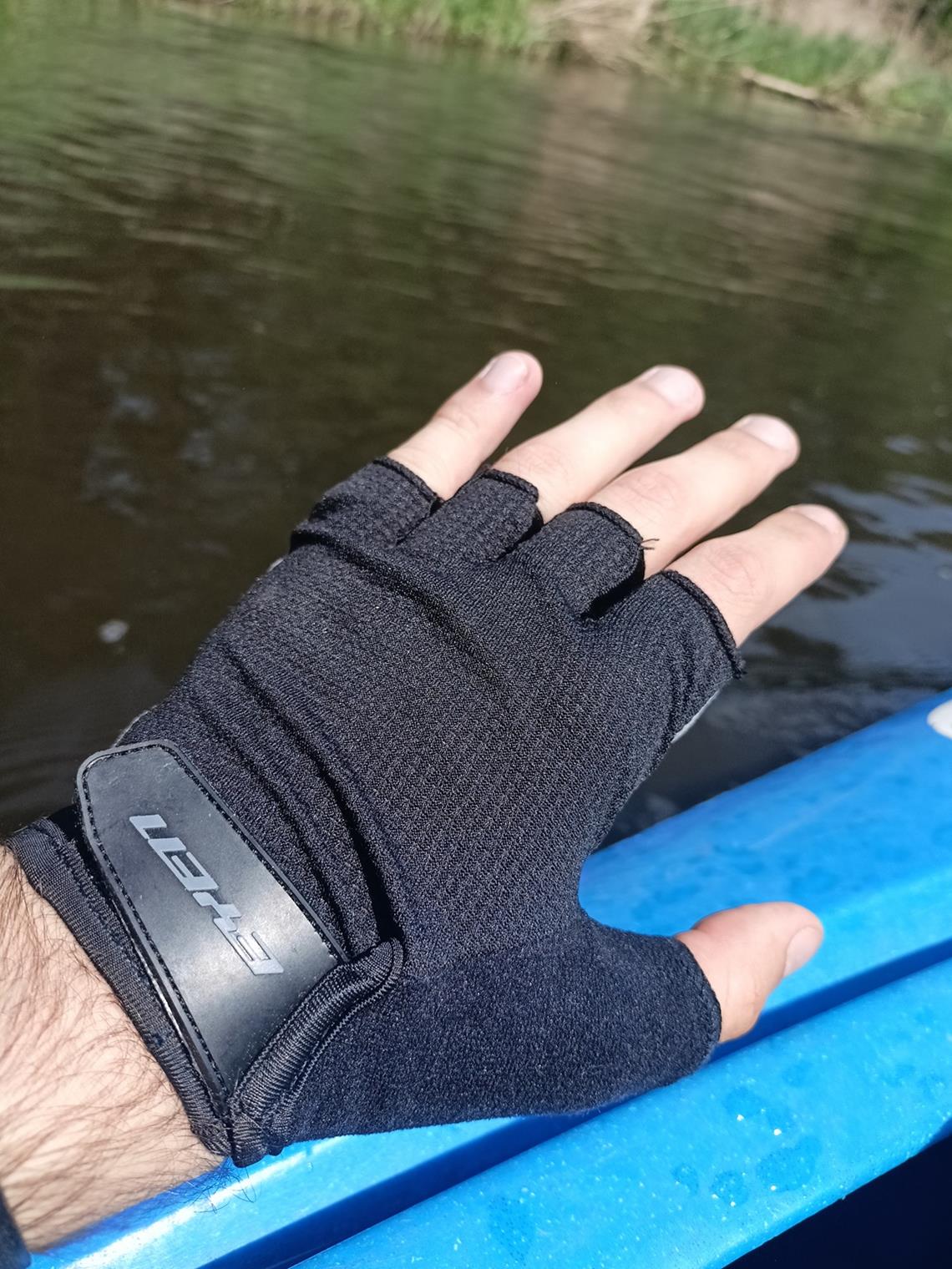 Test rękawiczek kolarskich na kajakach.