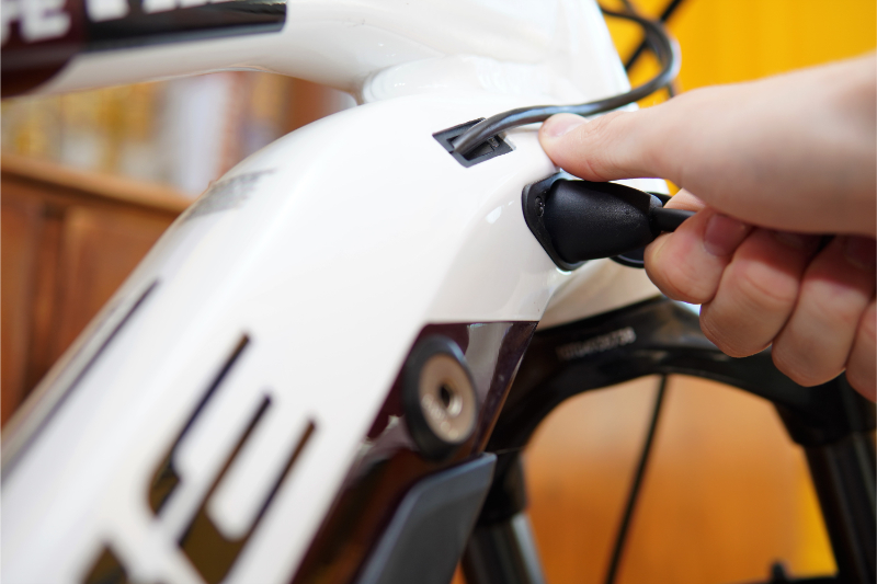 Podłączanie wtyczki do roweru elektrycznego