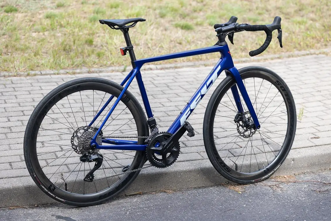 Felcie FR Advanced 105 Di2 widziany z boku