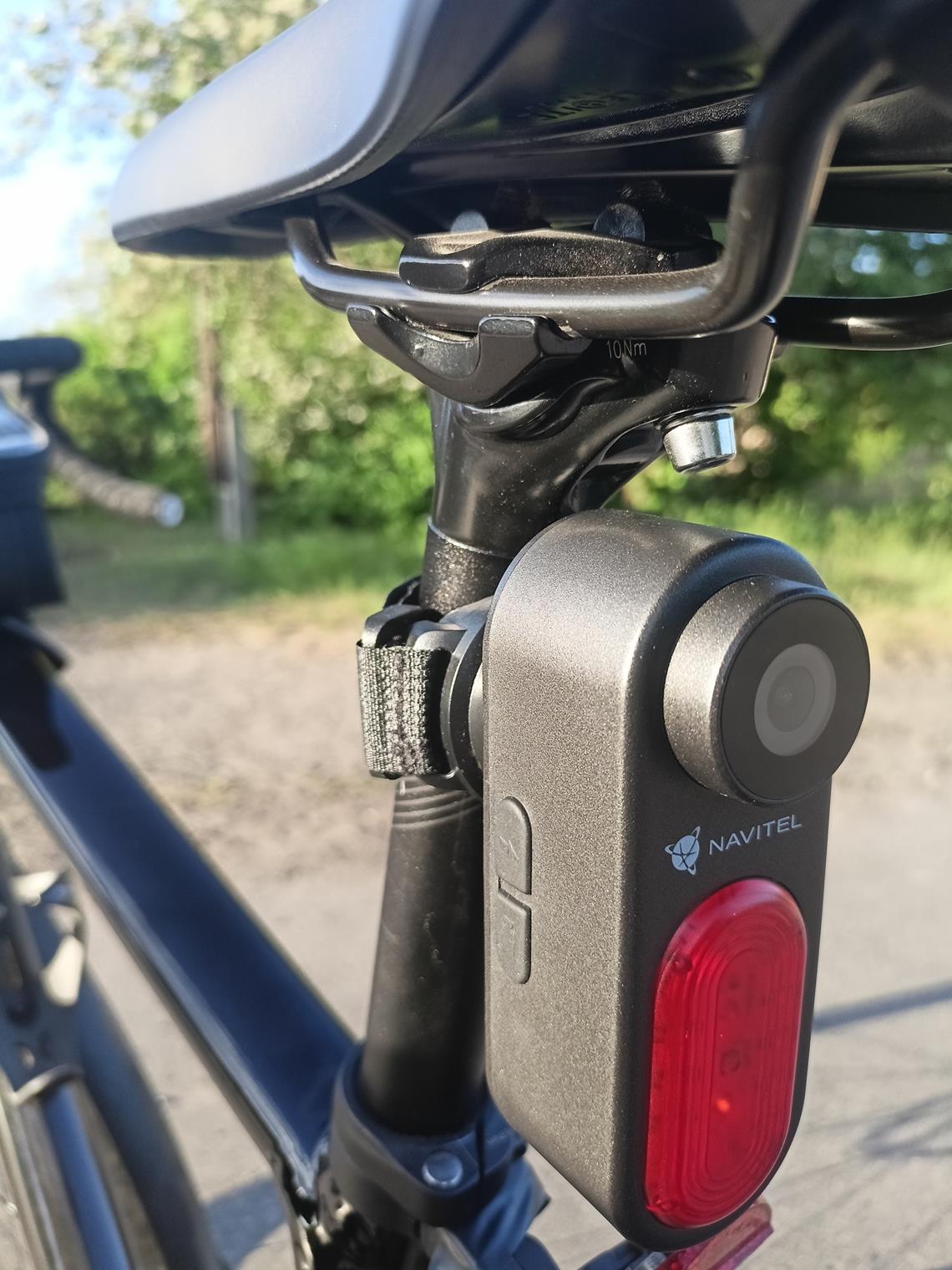 lampko-kamera w gravelu.