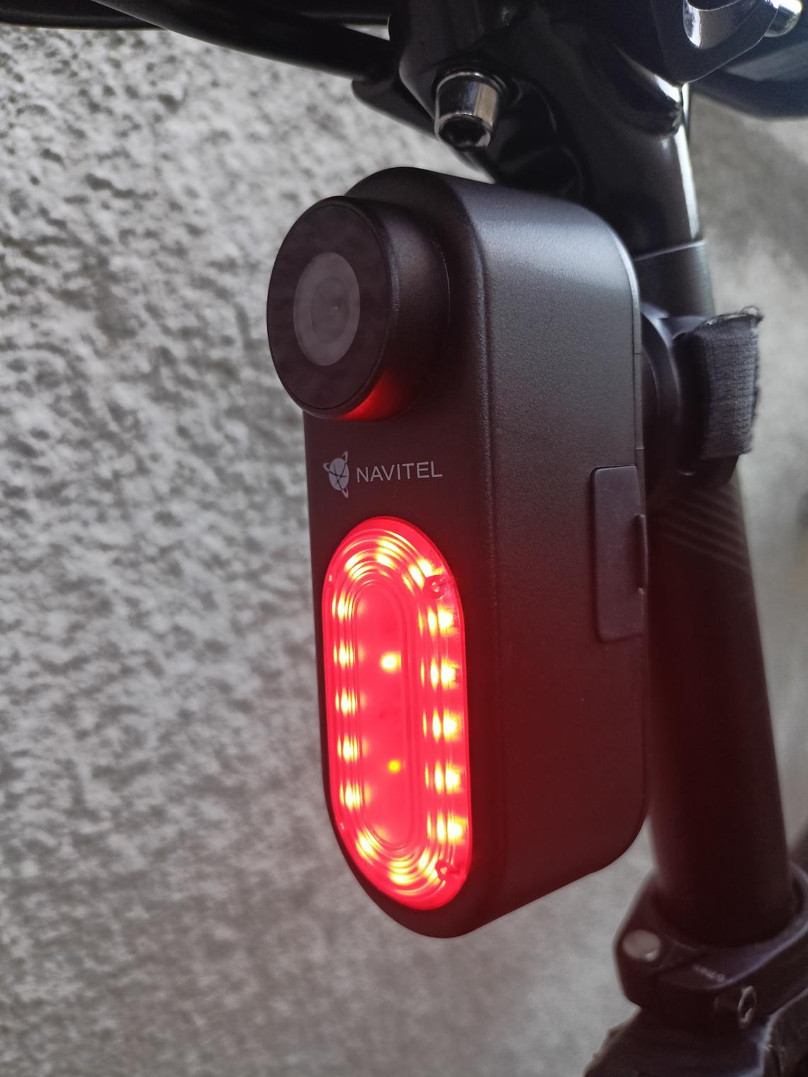 włączona tylna lampka Navitel.