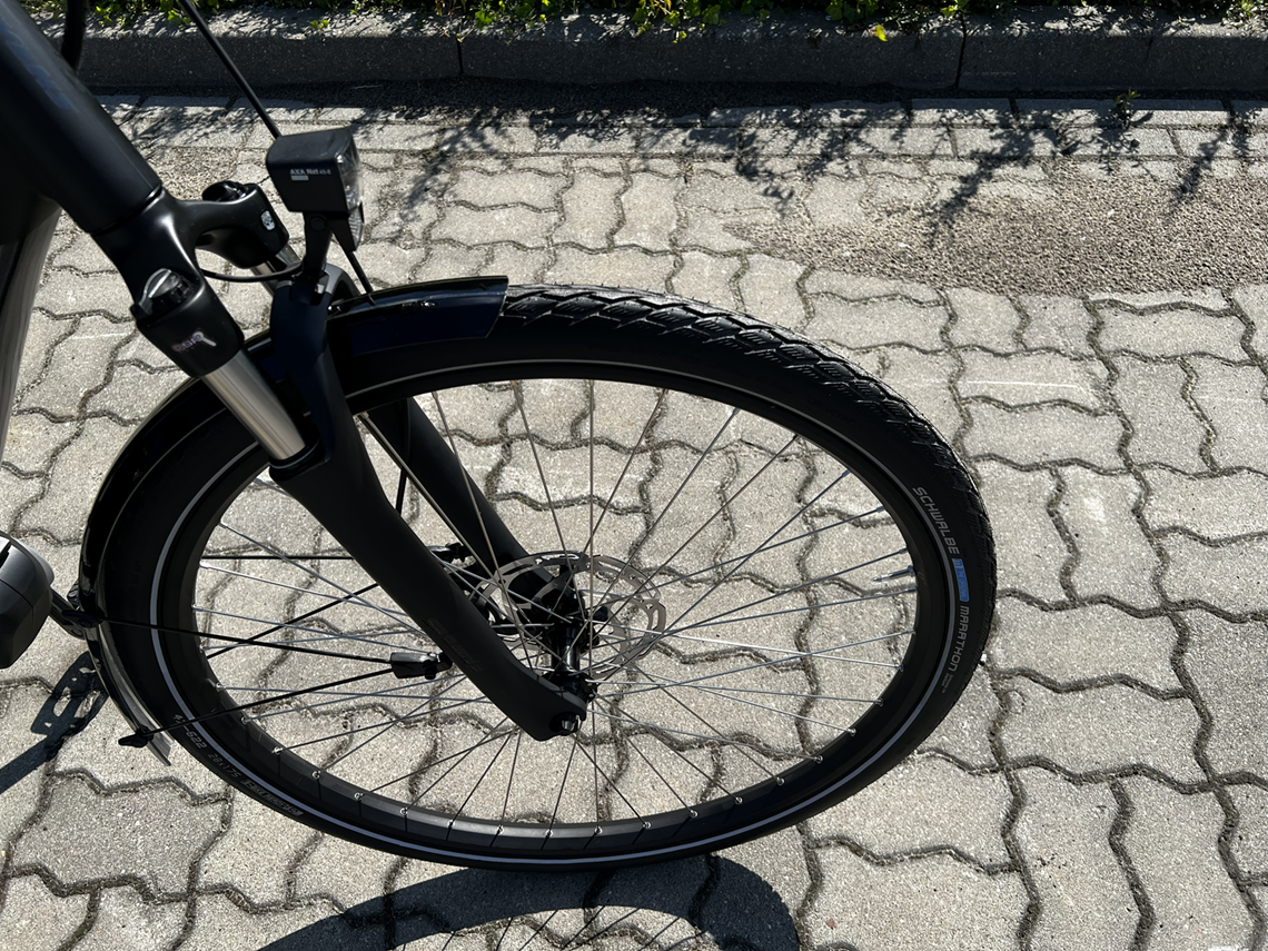 Schwalbe Maraton na rowerze trekkingowym.