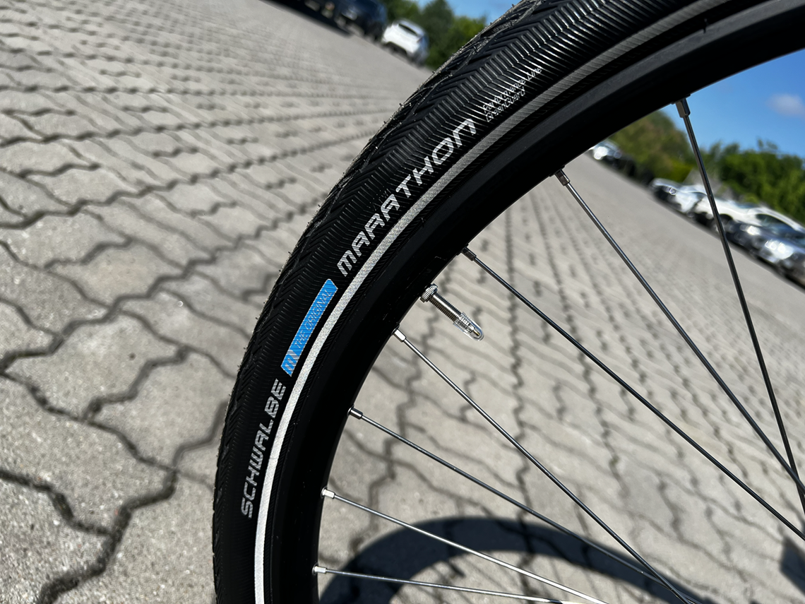 Schwalbe Marthon na twardej drodze.