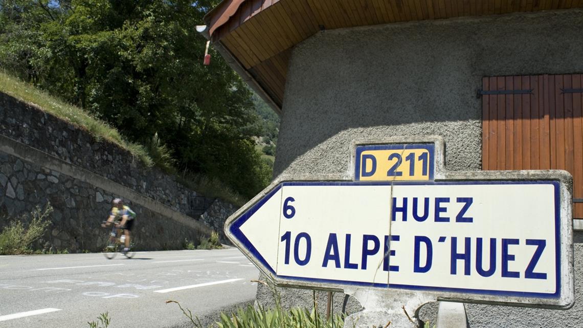Tabliczna z napisem Alpe D'Huez na trasie Tour de France 2026.