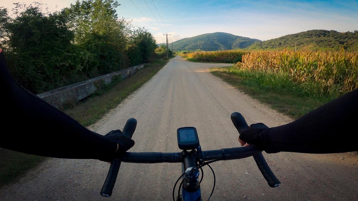 kolarz w katalonii - widok z kokpitu na trase