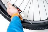 Ile mleka wlać do opony rowerowej? Serwisowanie Tubeless