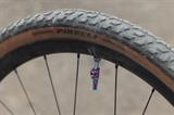 Koniec z zapychaniem. Test wentyli Muc-Off Big Bore Lite na gravelowym setupie tubeless