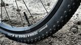 Siedem lat ewolucji i trzykrotna różnica w cenie – porównanie Continental Terra Trail ShieldWall 40 i Terra Competition Race 45